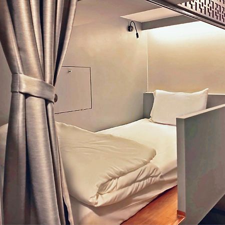 Хостел Capzule Bed Пхукет Экстерьер фото